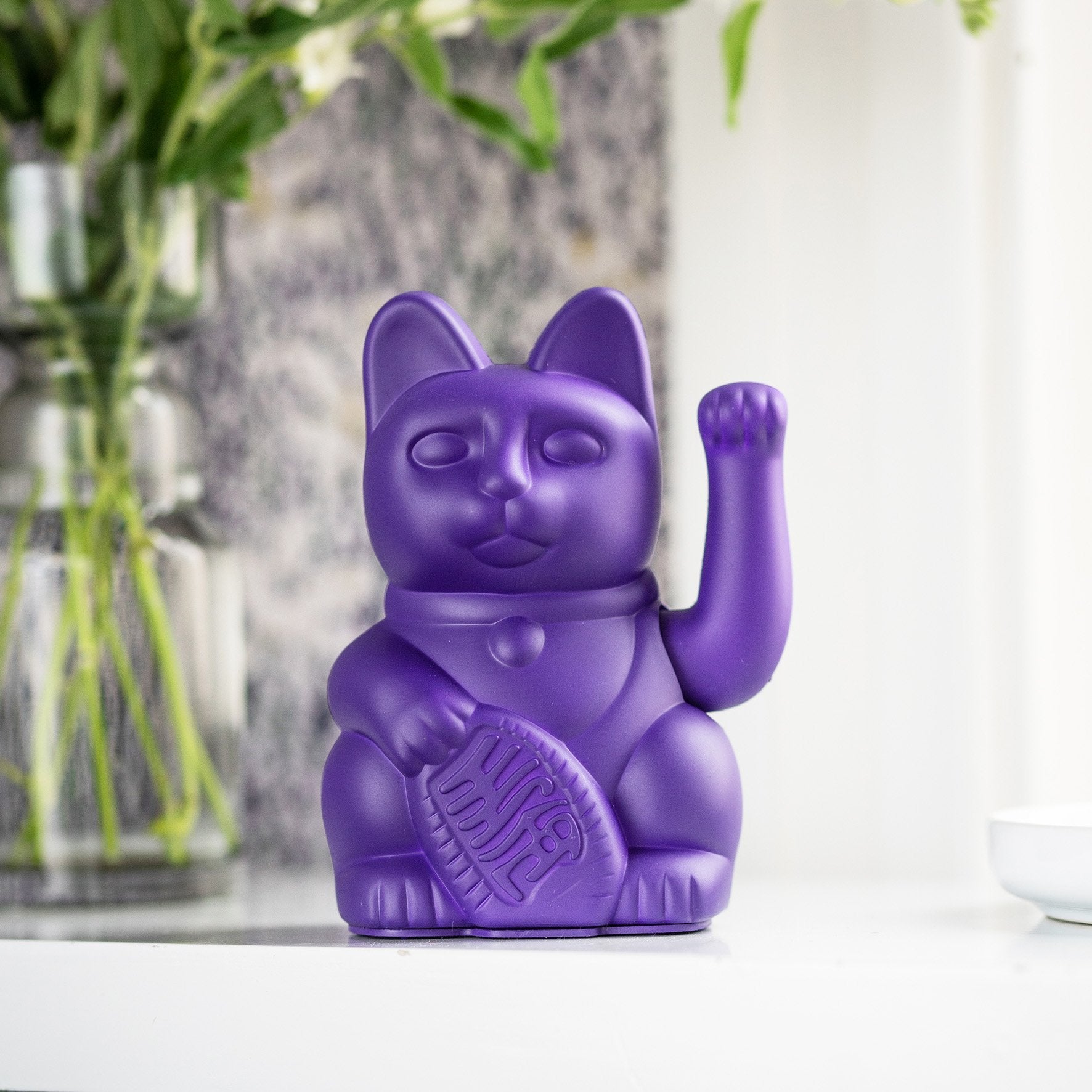 Winkekatze Violett Moodbild