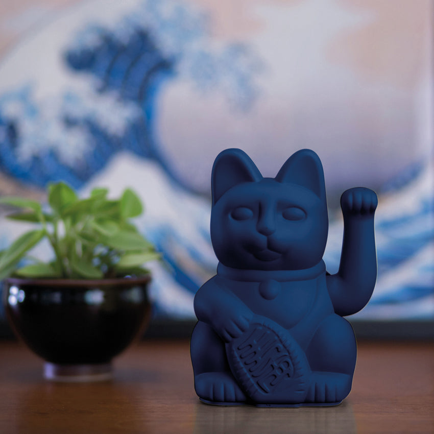 Winkekatze Dunkelblau Moodbild
